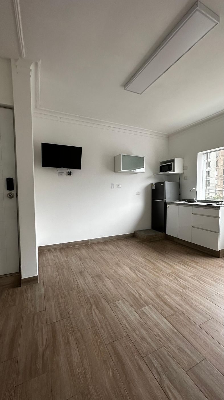 Estudio 3 · kitchenette y TV