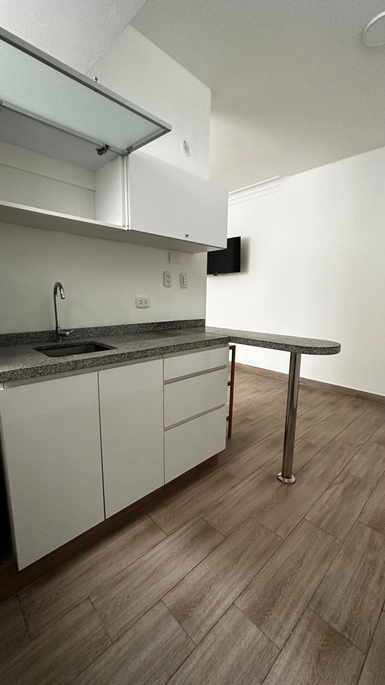 Estudio 4 · kitchenette con barra